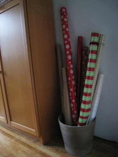 Wrapping paper being orderly with the help of an IKEA flowerpot. 