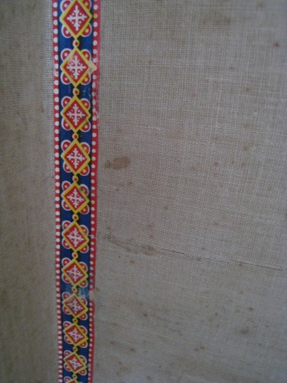 Detail of the fabric the trunk is lined with, as well as that sweet paper trim detail.