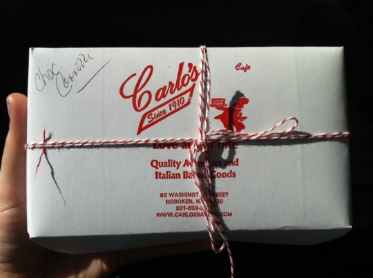 Perfectly ornate thread wrap on my pastry box.