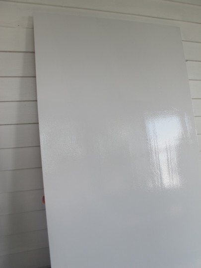 Glossy desktop after the second coat of paint. Glossy desktop after the second coat of paint.