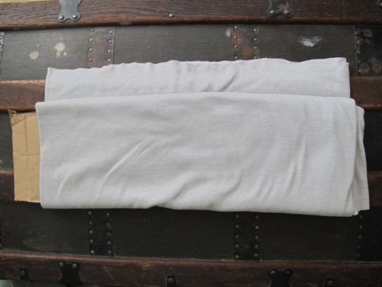 Wrapping extra fabric around a piece of cardboard - easy to sort and store!