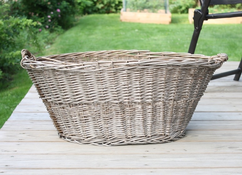 Freebie wicker basket, gettin' ready for its time to shine.