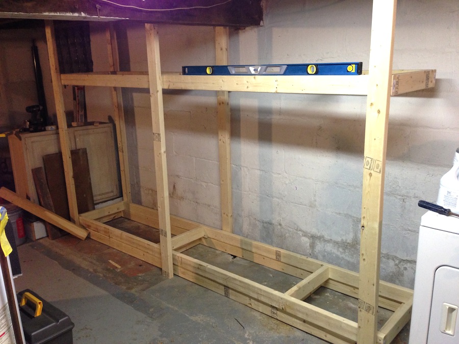 Créer des étagères de sous-sol à partir de planches 2x4 de base.