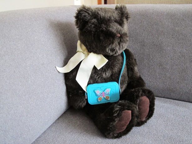 Make a DIY doll purse from an Altoid Tin.